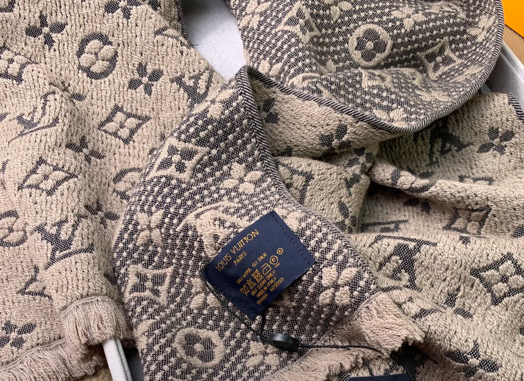 Scarves LOUIS VUITTON 18525766