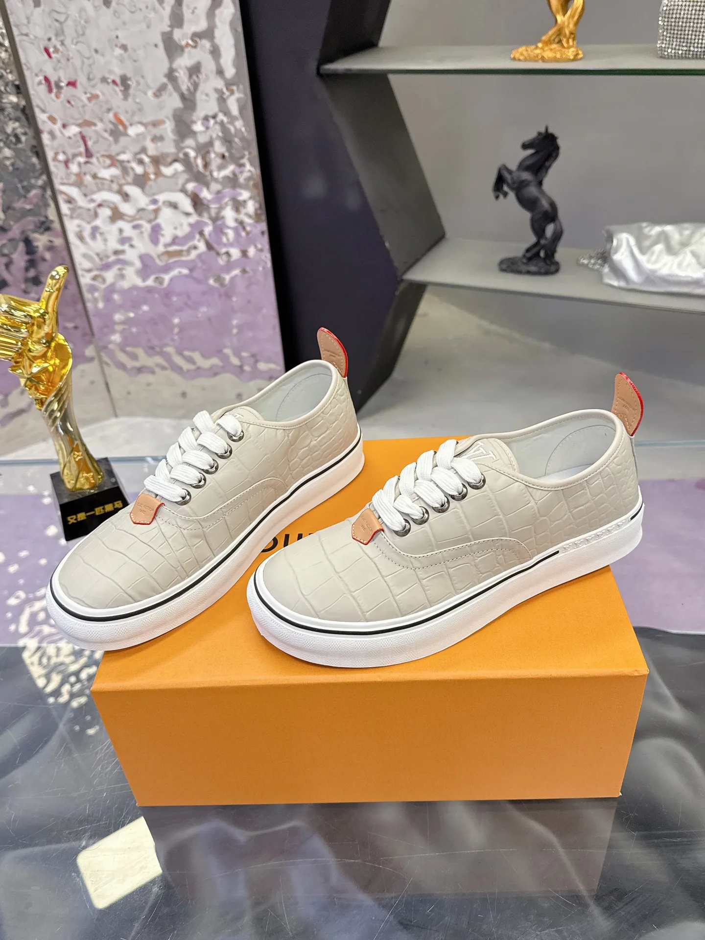 Men's Sneakers LOUIS VUITTON 17930914