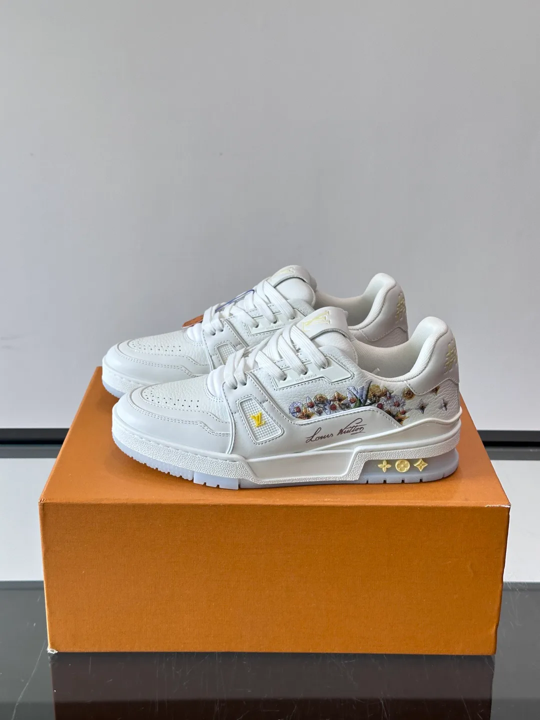 Women's Sneakers LOUIS VUITTON 17588568