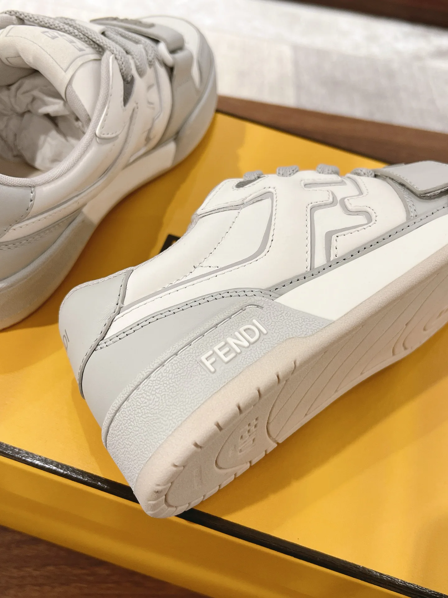 Women's Sneakers FENDI 18219541