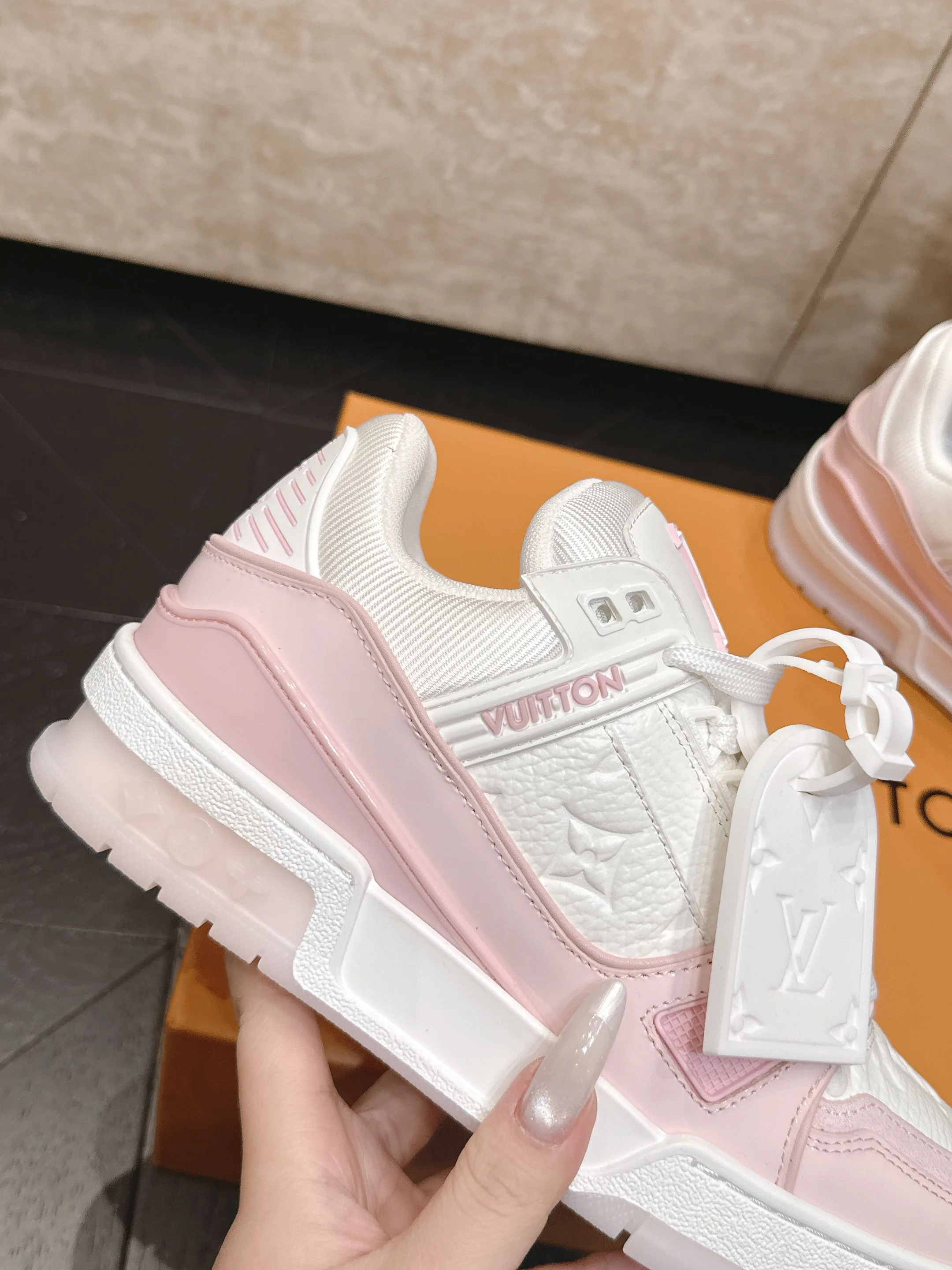 Women's Sneakers LOUIS VUITTON 17845996