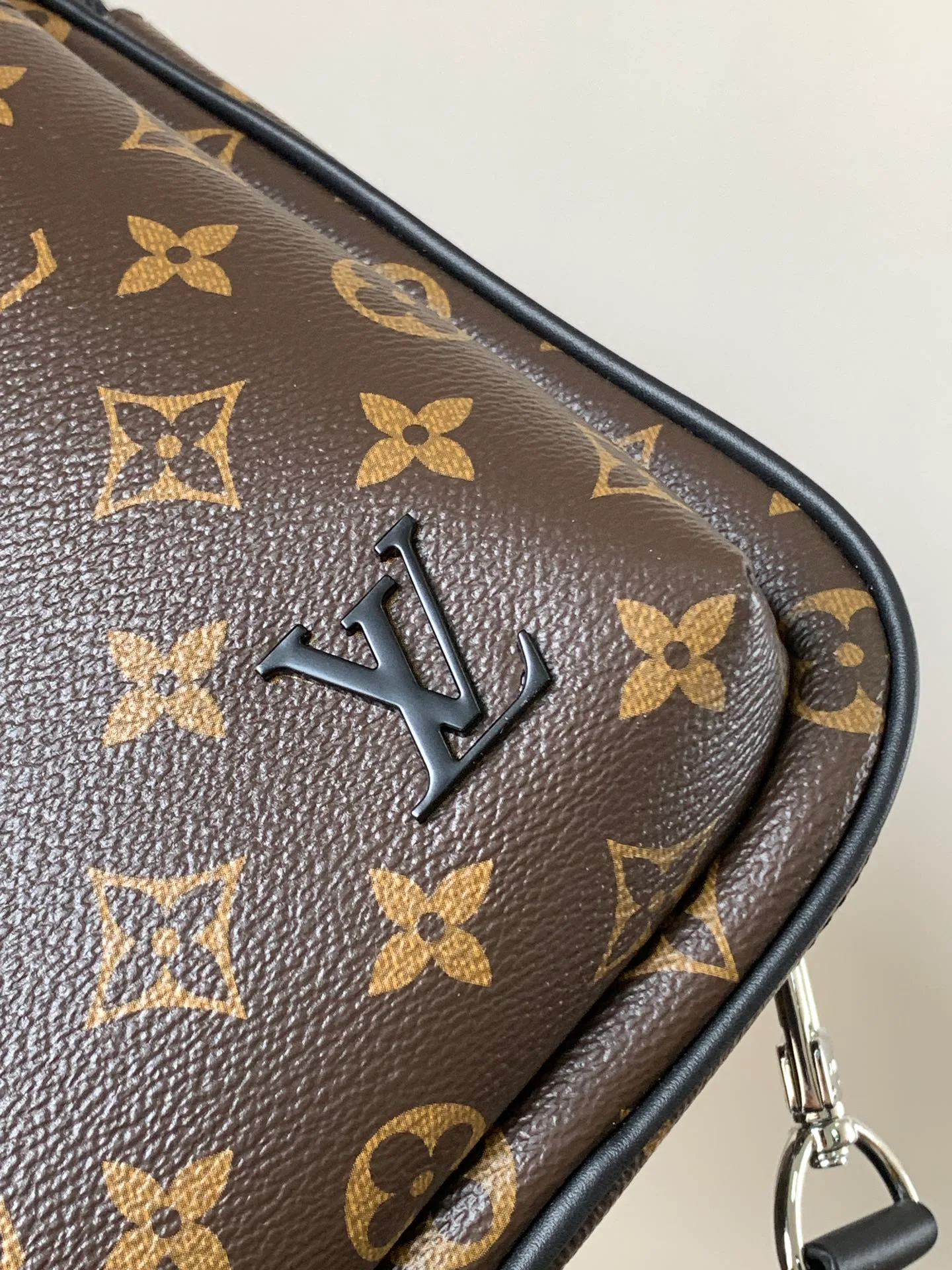 Women's Shoulder Bags LOUIS VUITTON 17948729