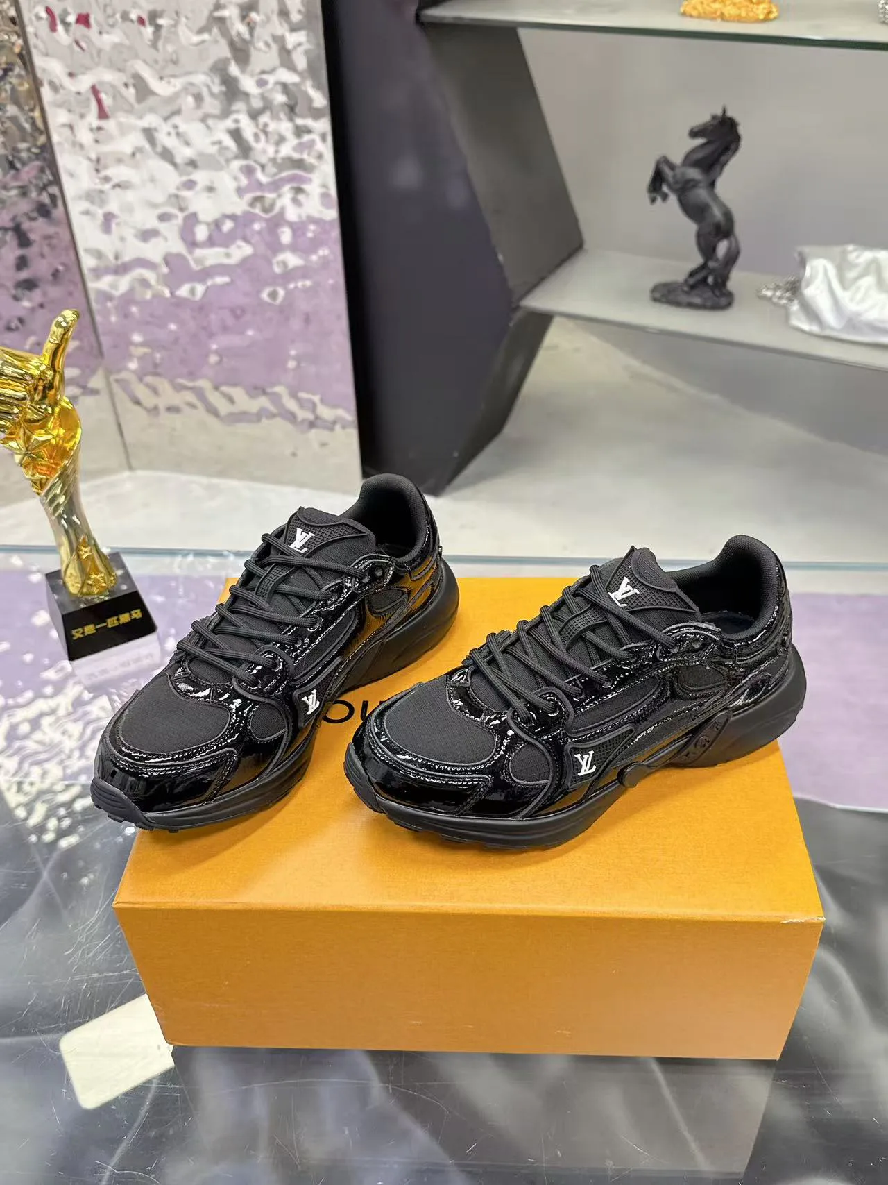 Women's Sneakers LOUIS VUITTON 17530422