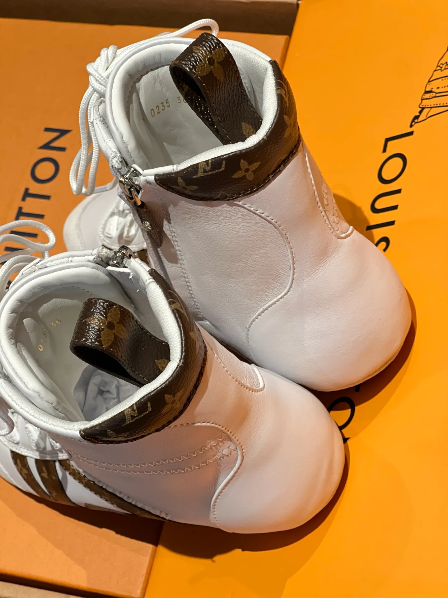 Women's Sneakers LOUIS VUITTON 18194173
