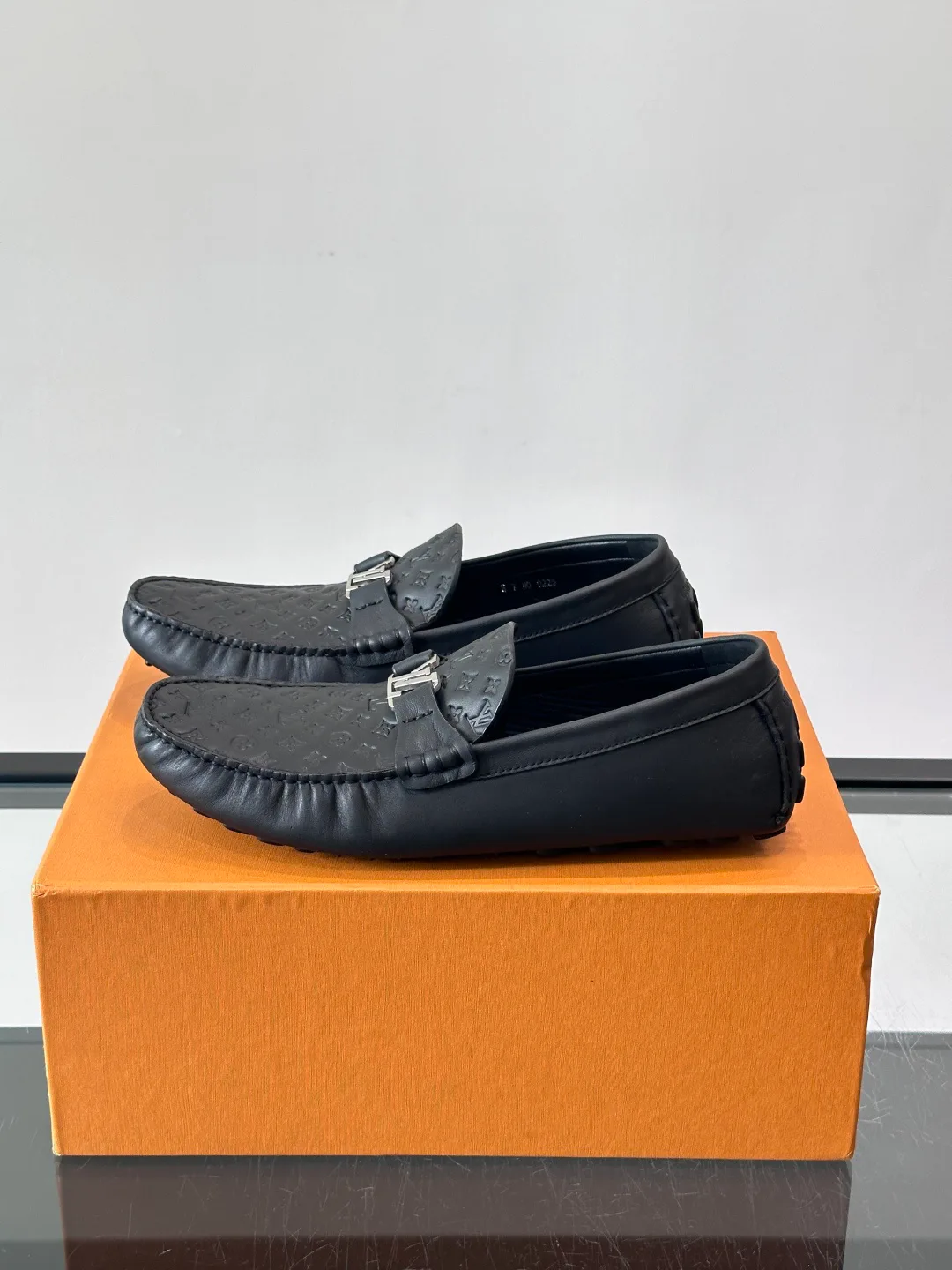 Men's Loafers And Dress Shoes LOUIS VUITTON 17760945