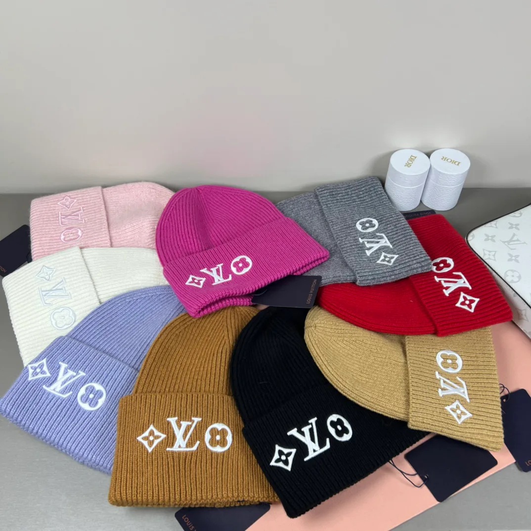 Hats LOUIS VUITTON 17879713