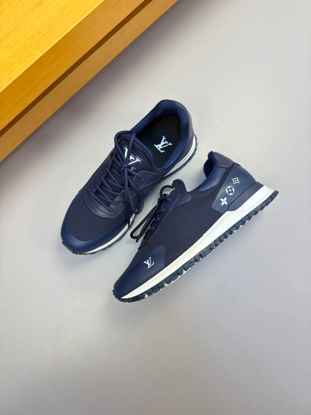 Men's Sneakers LOUIS VUITTON 17955088