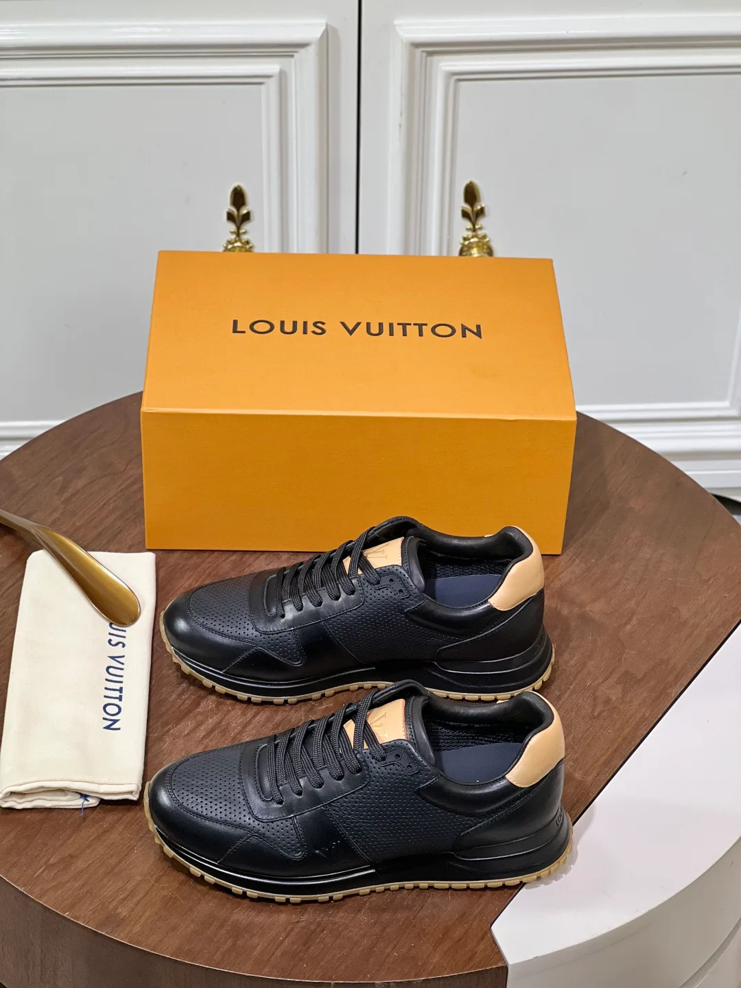 Men's Sneakers LOUIS VUITTON 18039349