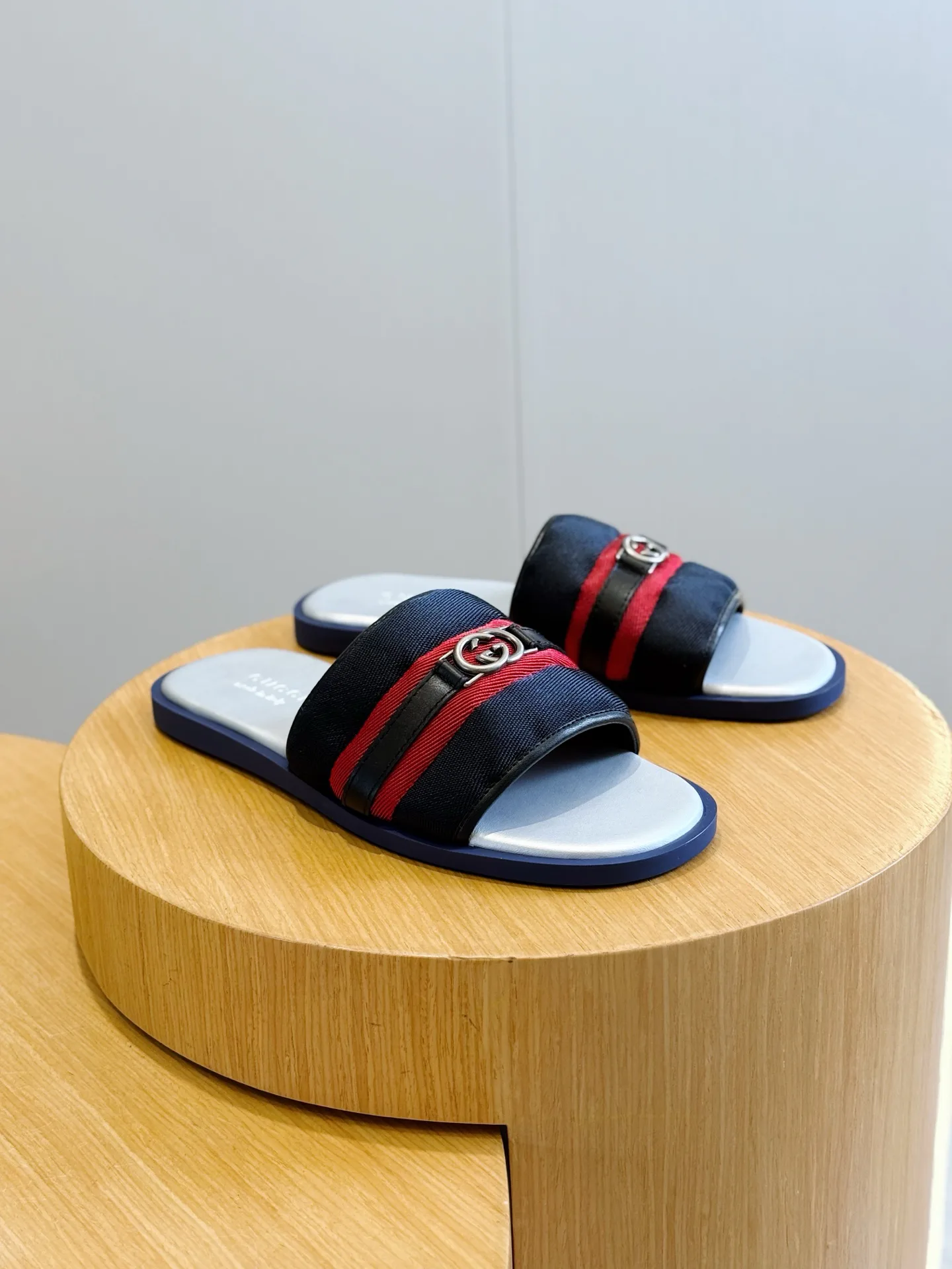 Men's Flip-Flops GUCCI 17349627