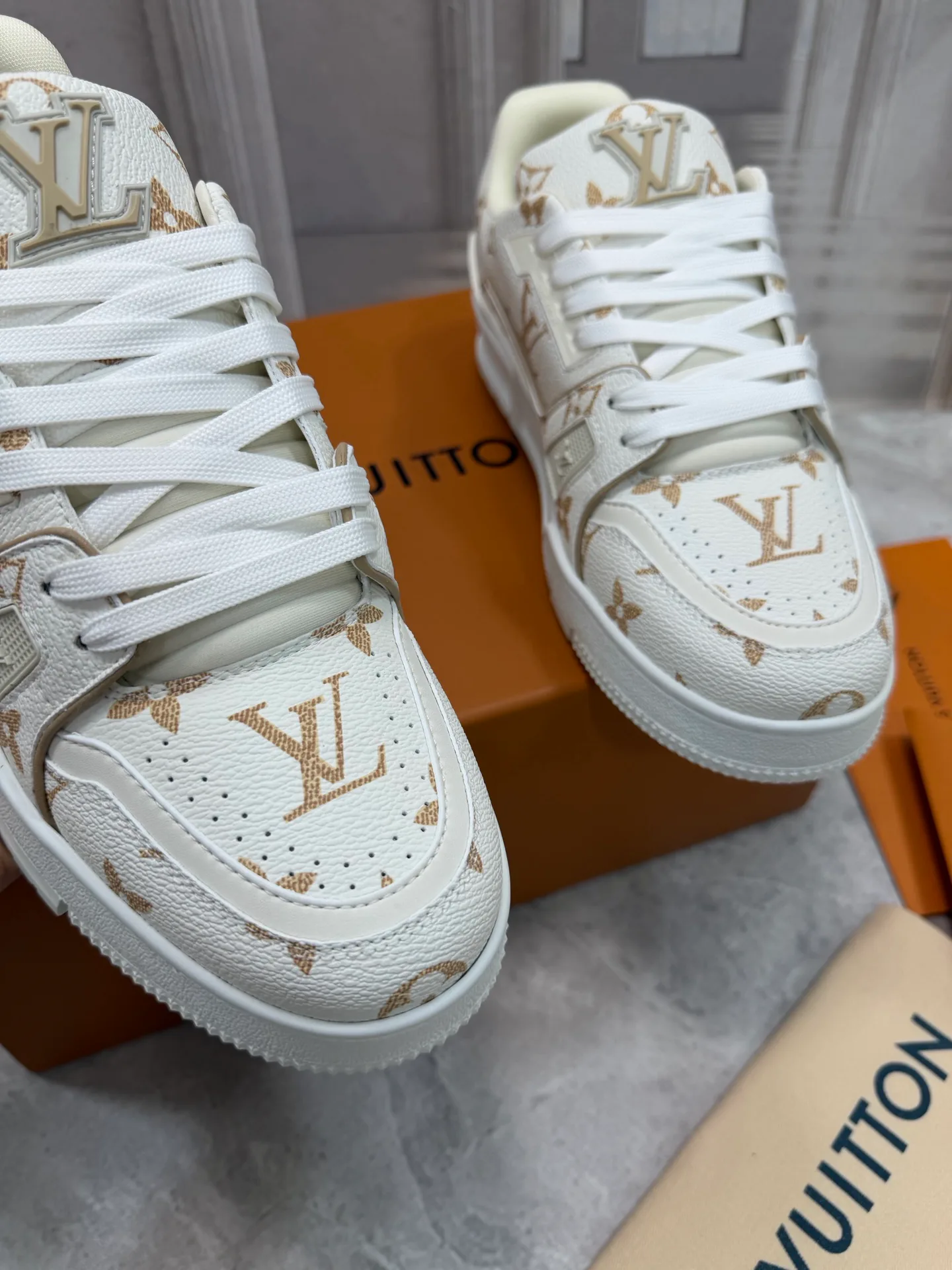 Women's Sneakers LOUIS VUITTON 17963692