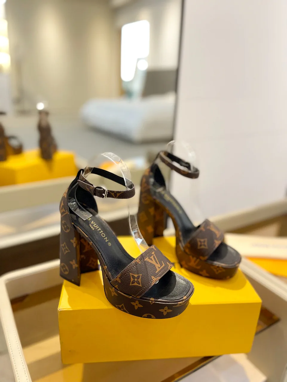 Women's Open-Toe Sandals LOUIS VUITTON 17946834