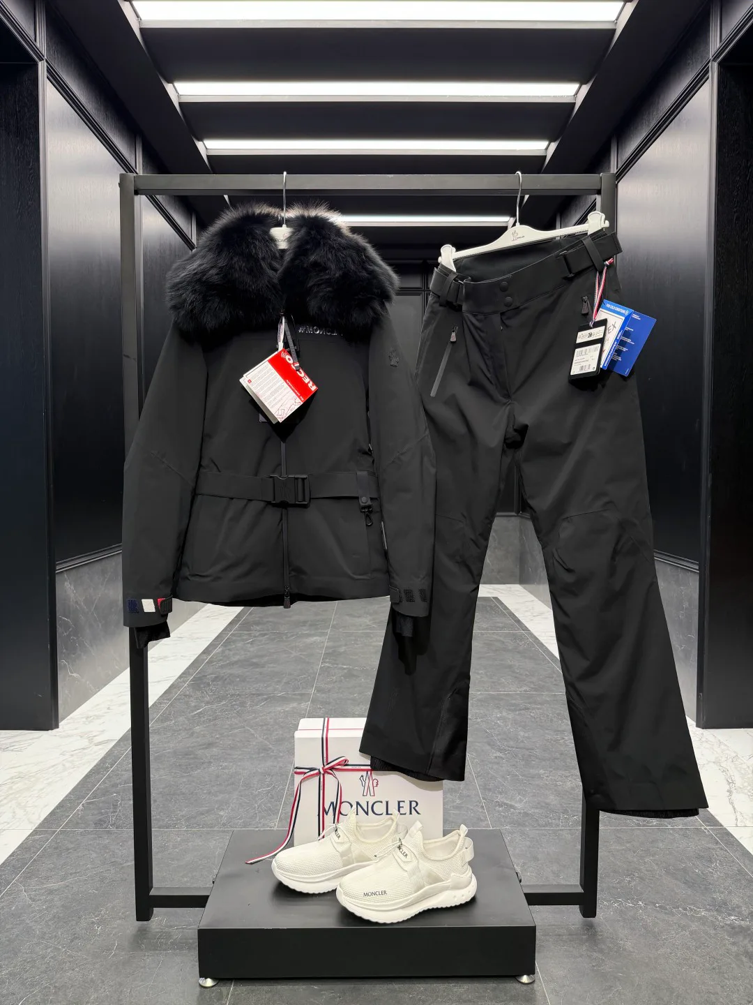 Women's Jackets And Down Jackets MONCLER 18134286
