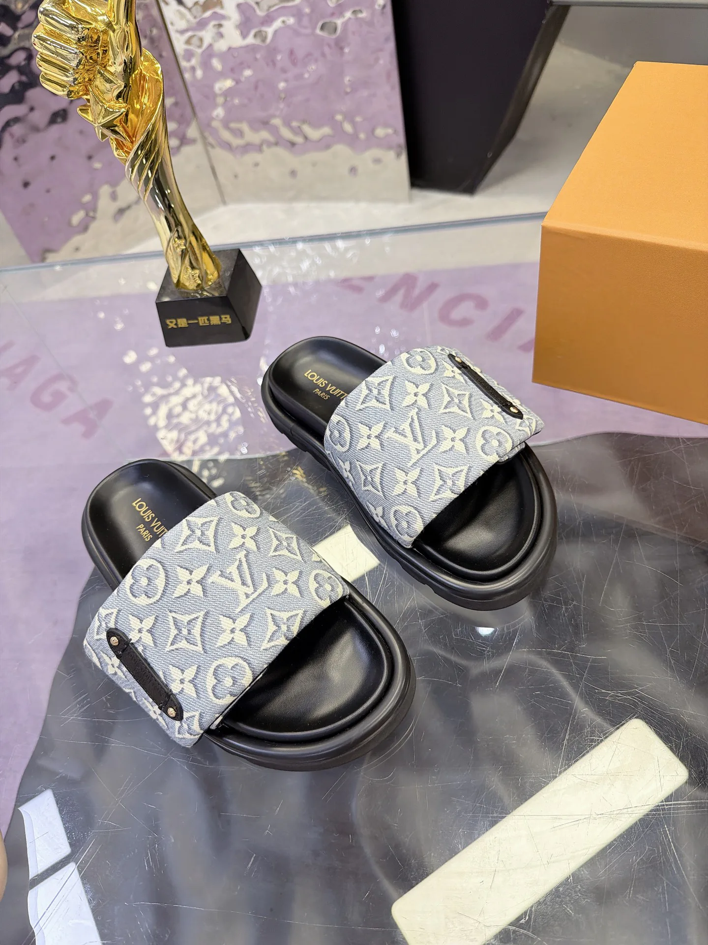 Women's Flip-Flops LOUIS VUITTON 17740581