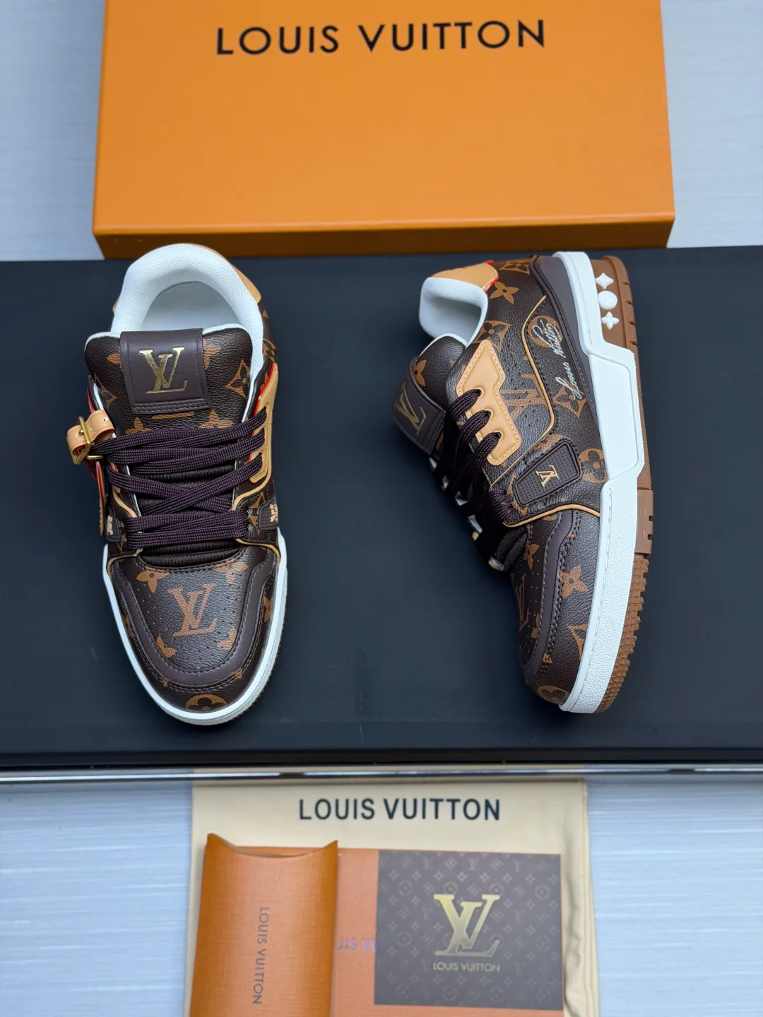 Women's Sneakers LOUIS VUITTON 18011586
