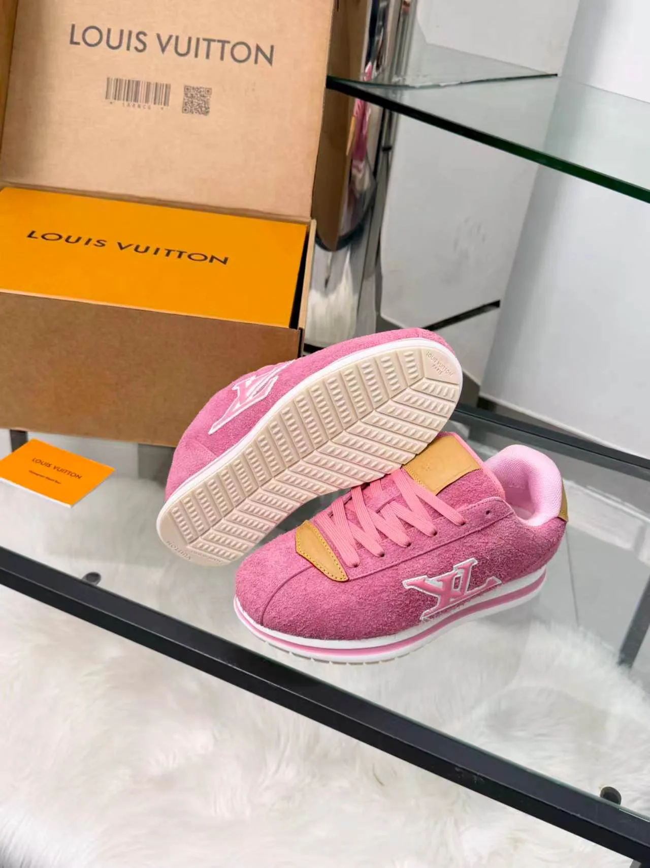 Women's Sneakers LOUIS VUITTON 18417397