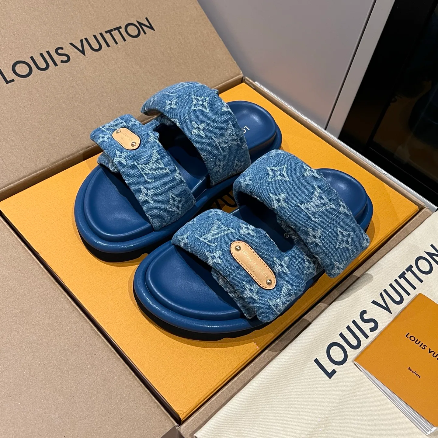Women's Flip-Flops LOUIS VUITTON 17608427