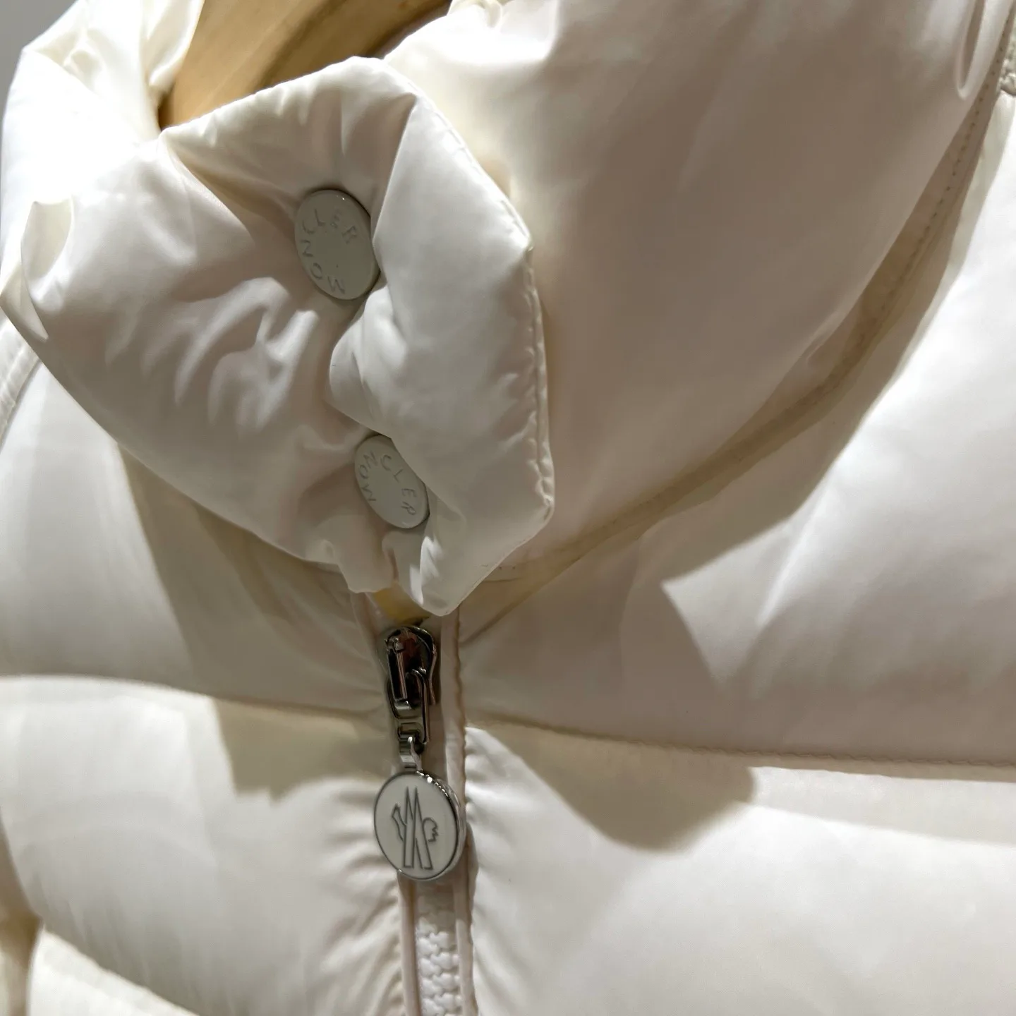 Women's Jackets And Down Jackets MONCLER 18328164