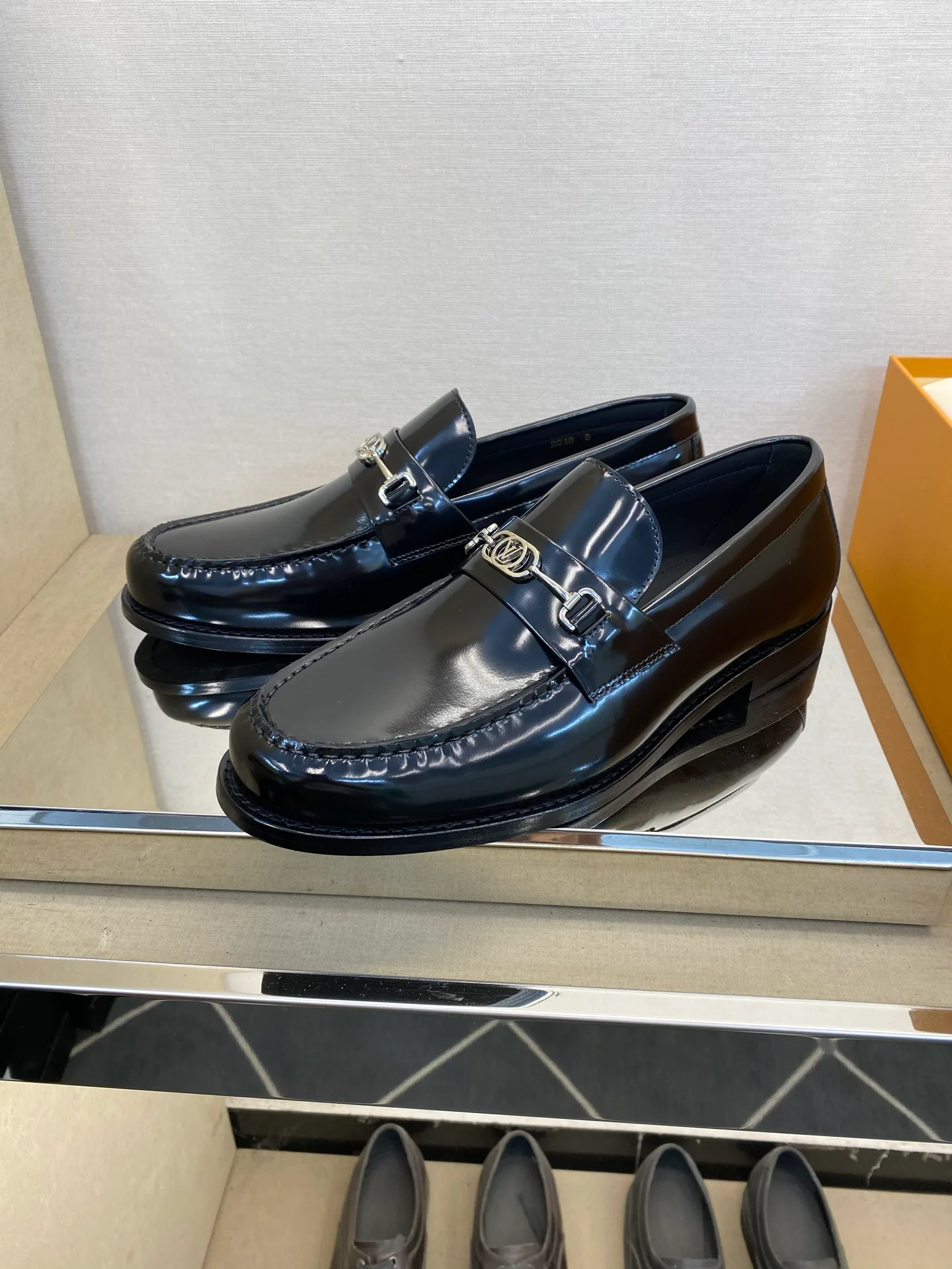 Men's Loafers And Dress Shoes LOUIS VUITTON 18079168