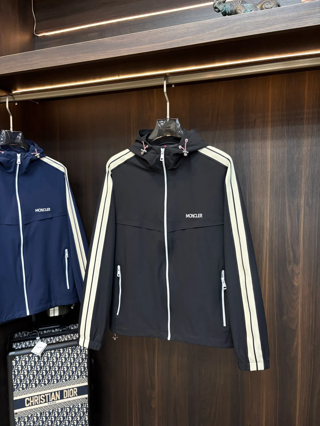 Women's Jackets And Down Jackets MONCLER 18157358
