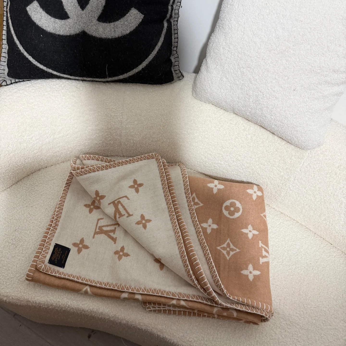 Textiles LOUIS VUITTON 18141146
