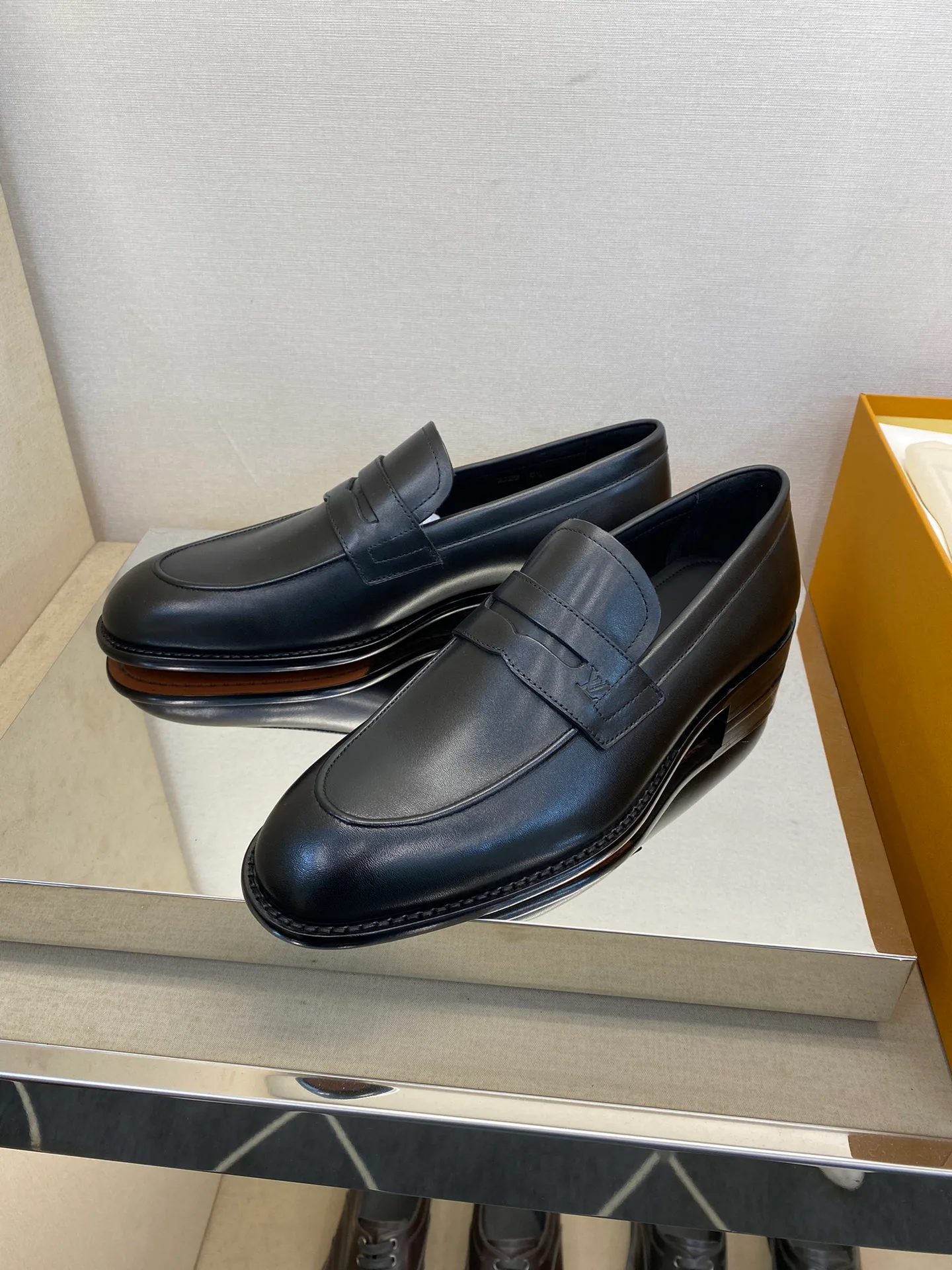 Men's Loafers And Dress Shoes LOUIS VUITTON 18079175