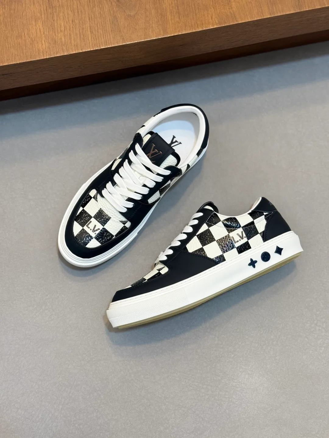 Men's Sneakers LOUIS VUITTON 17447611