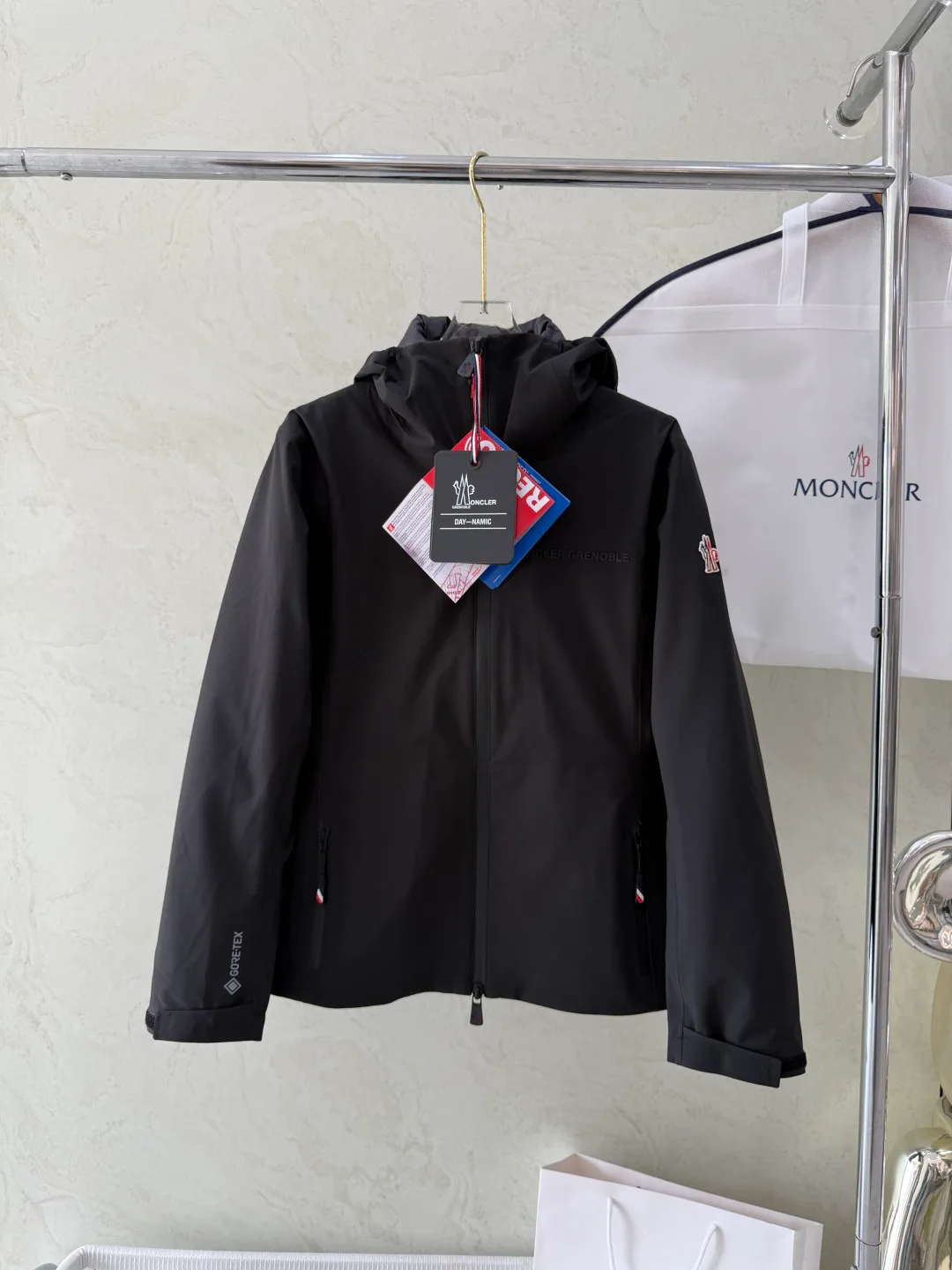 Women's Jackets And Down Jackets MONCLER 18043544