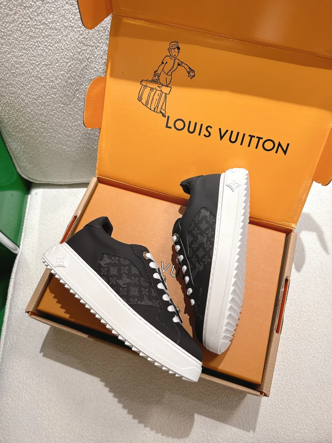 Кроссовки Женские Louis Vuitton 18677716