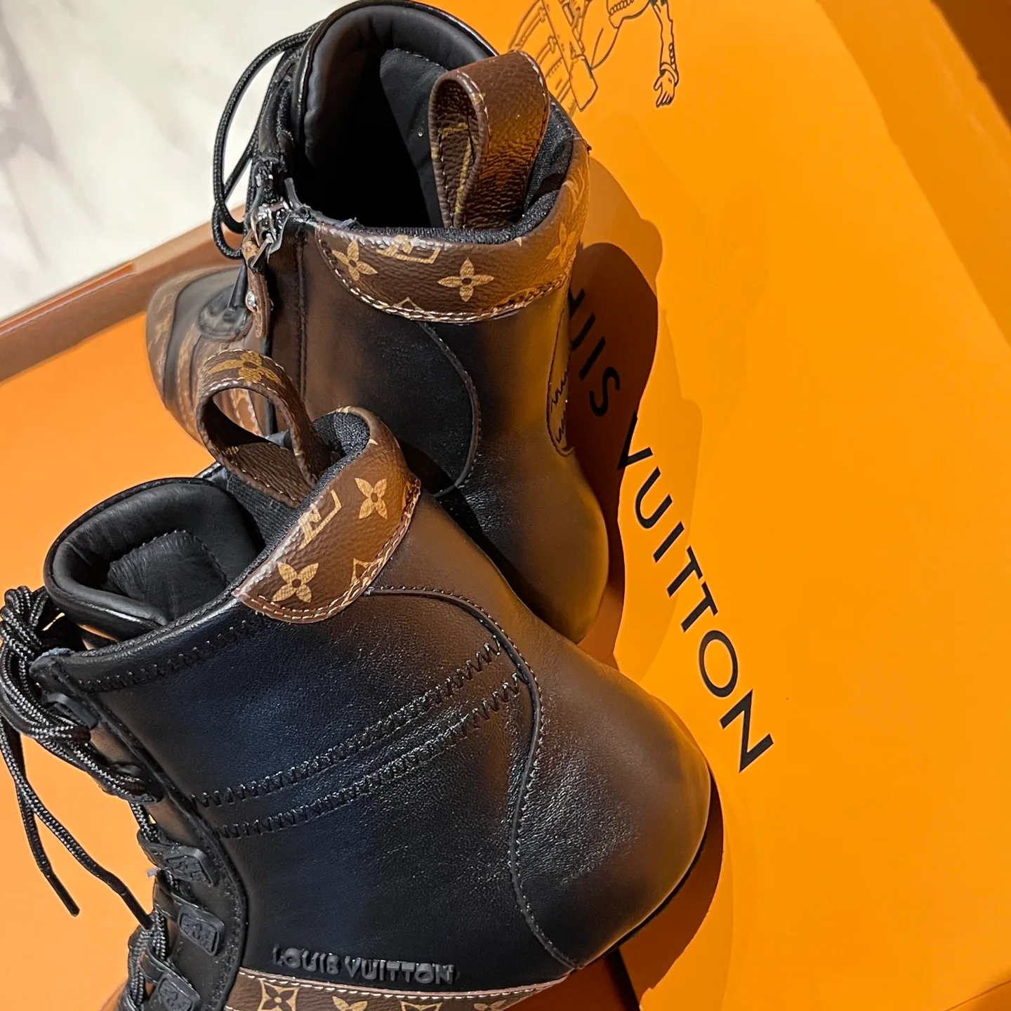 Women's Sneakers LOUIS VUITTON 18194174