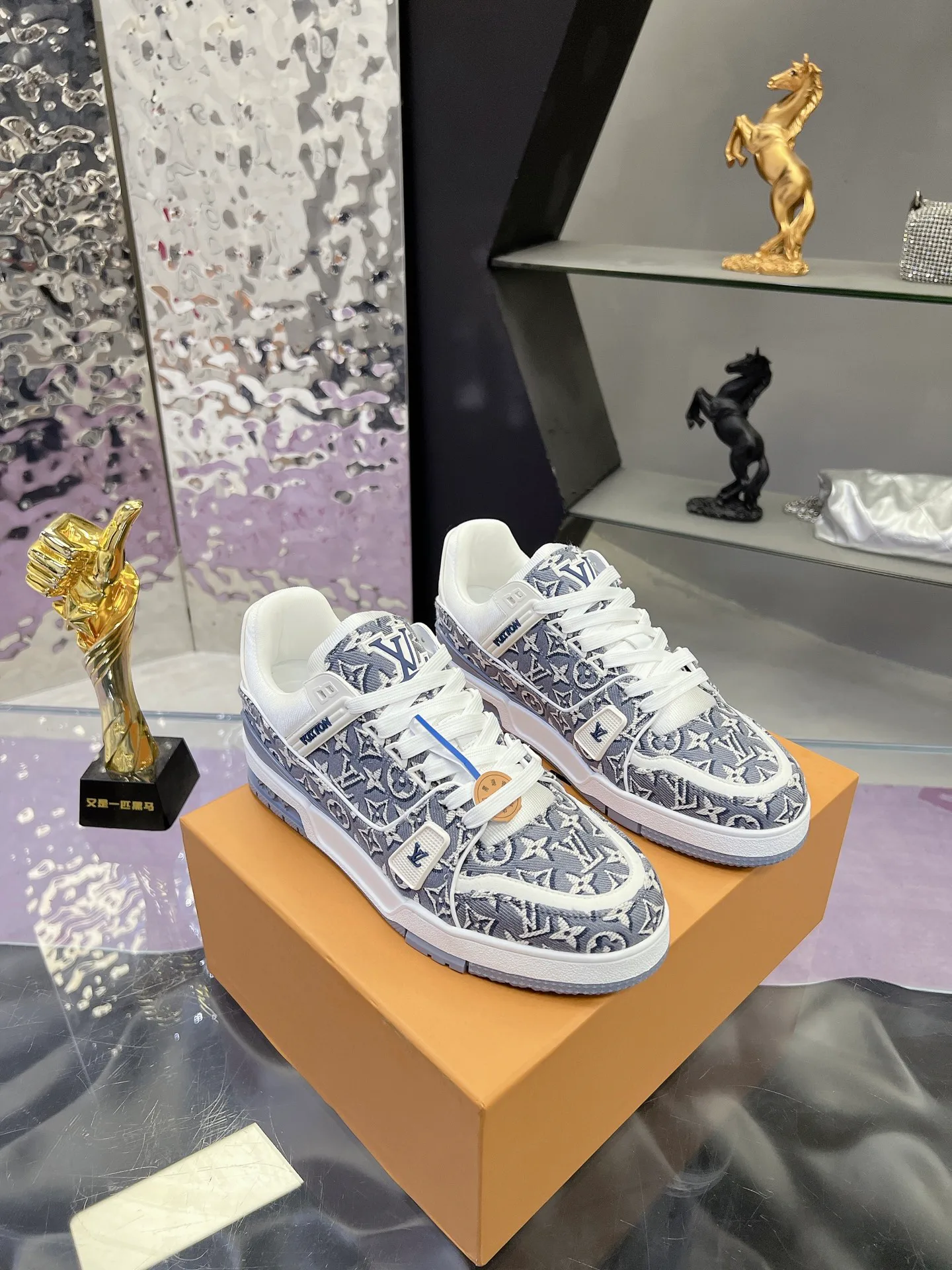 Women's Sneakers LOUIS VUITTON 17368600