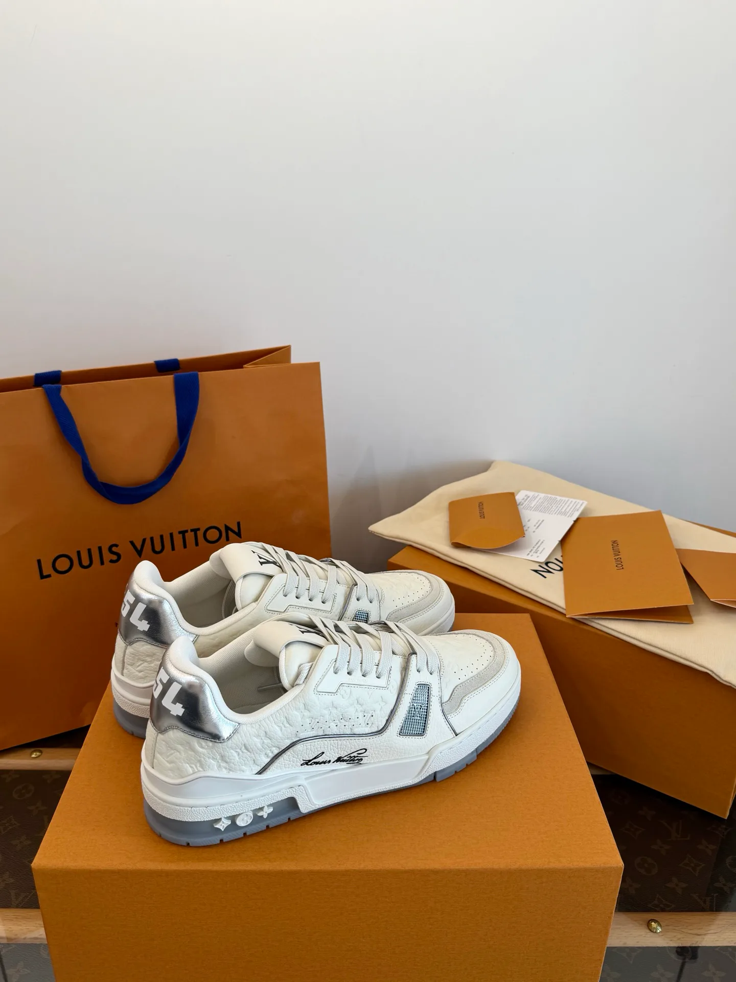 Women's Sneakers LOUIS VUITTON 18354046
