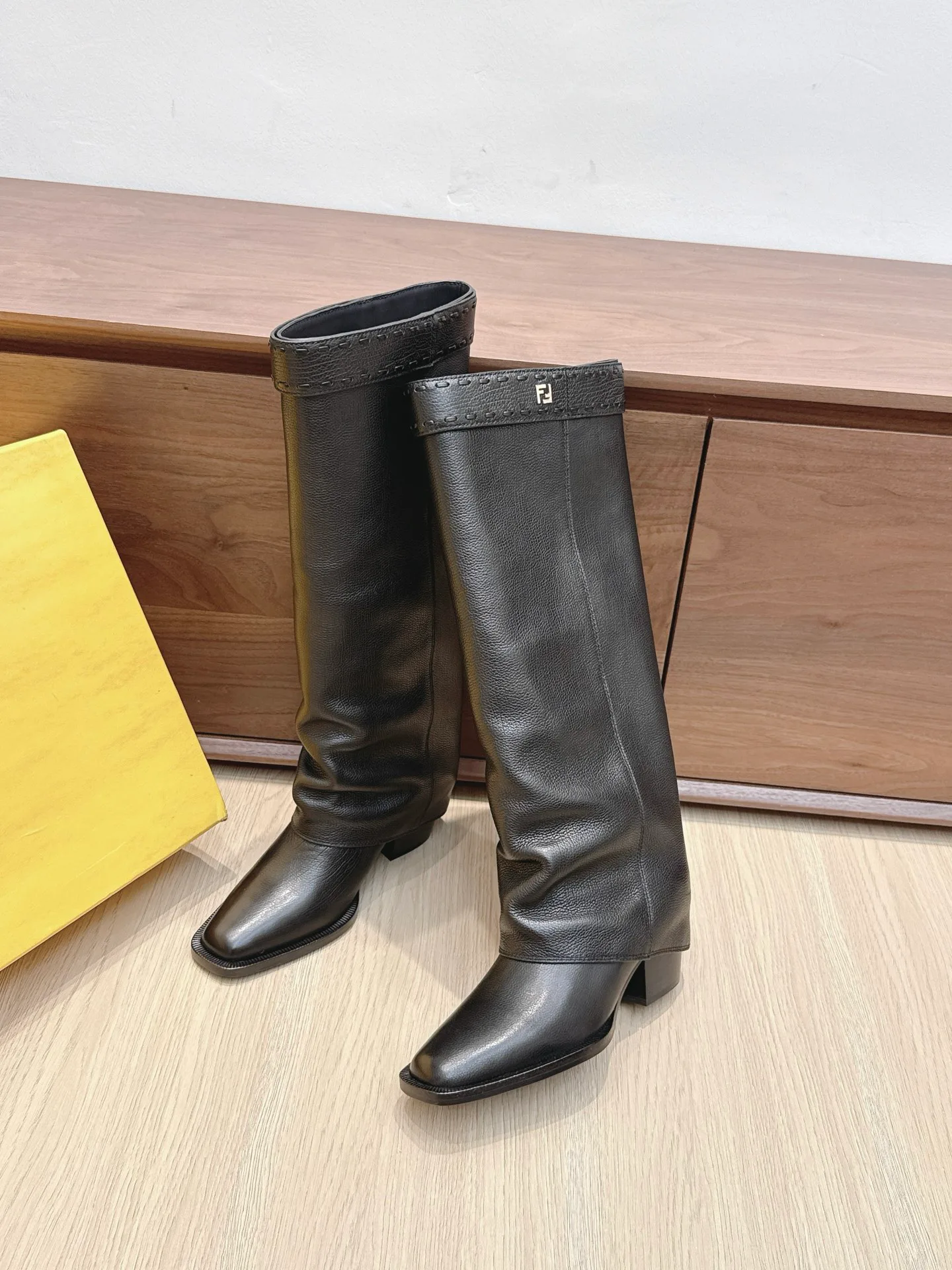 Women's Boots FENDI 18092434
