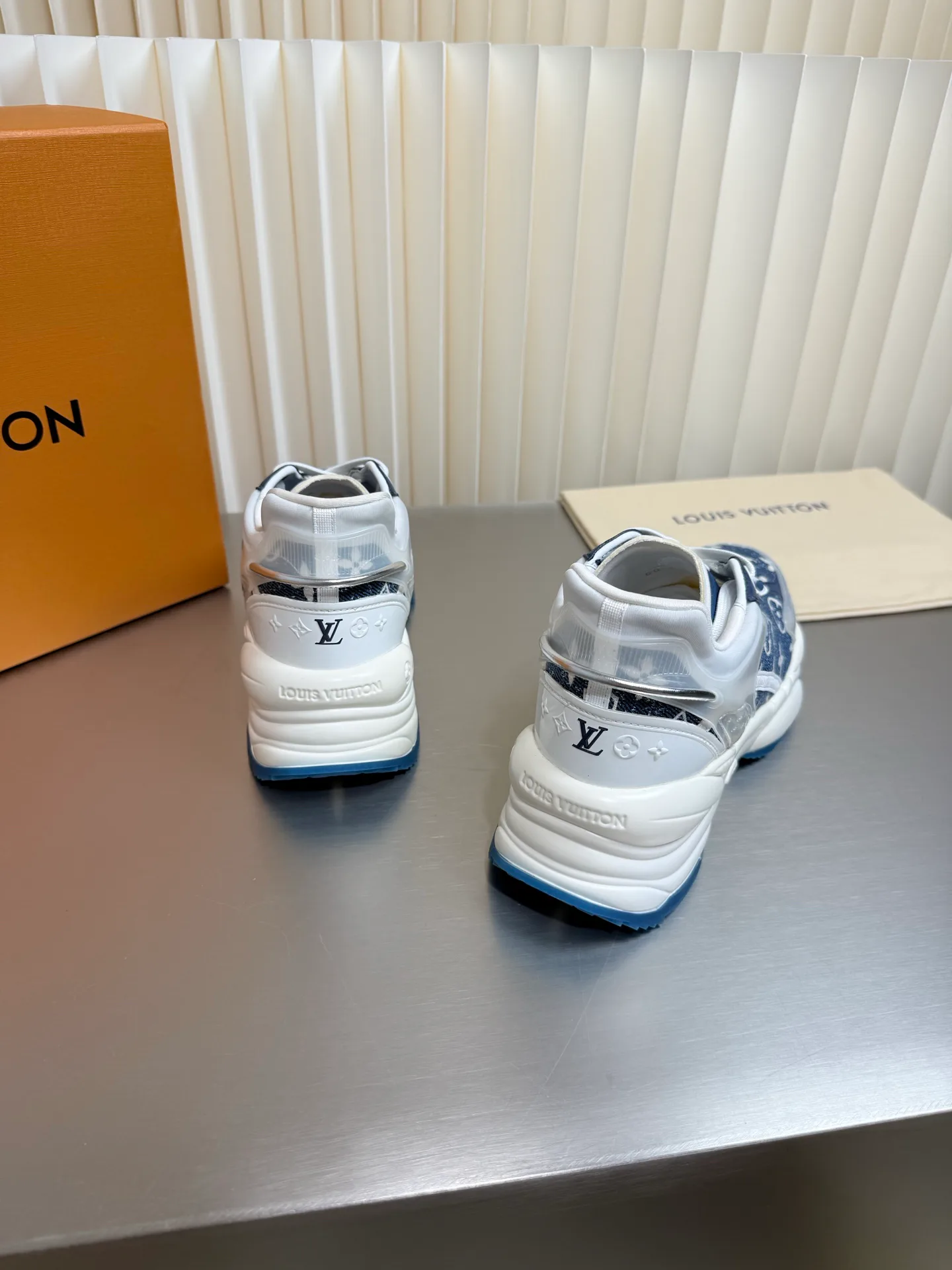 Women's Sneakers LOUIS VUITTON 17873174