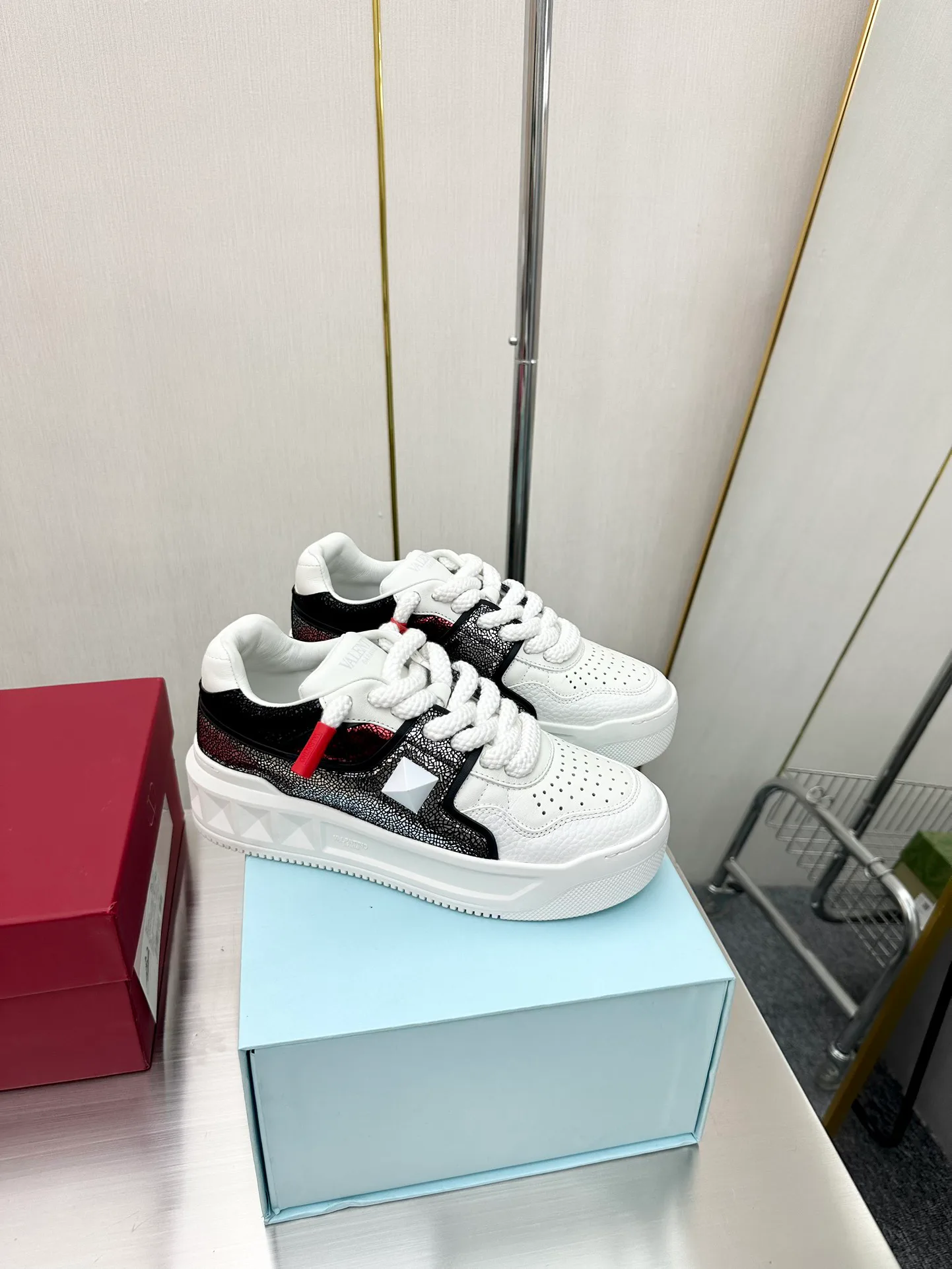 Women's Sneakers VALENTINO 17904338