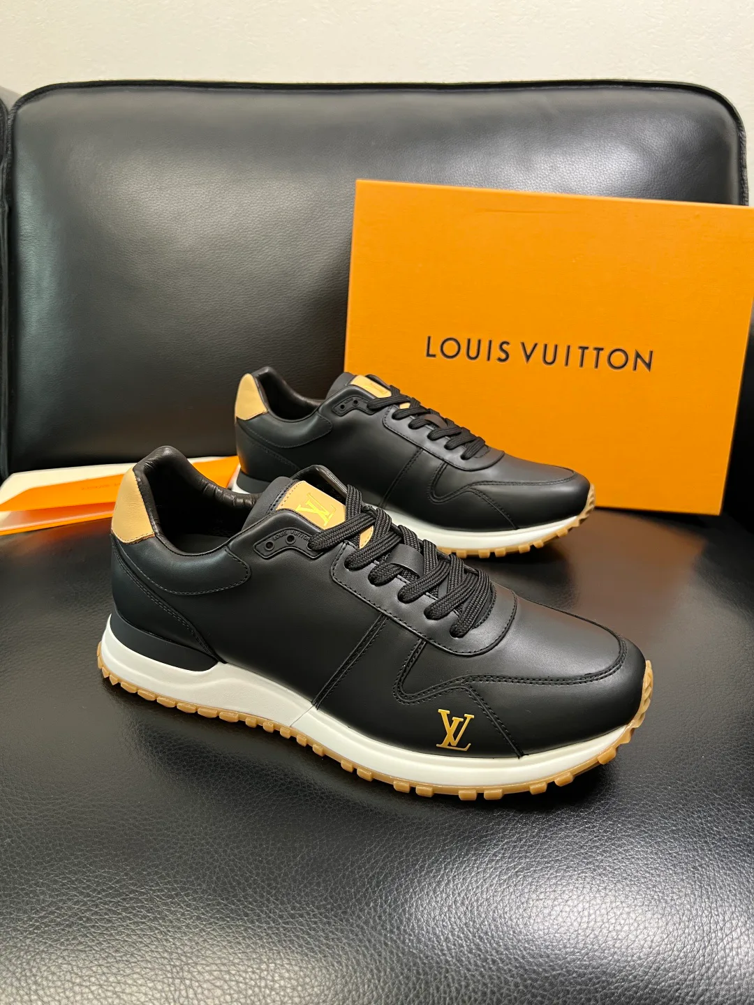 Men's Sneakers LOUIS VUITTON 18103428
