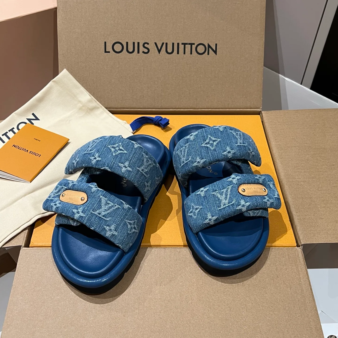 Women's Flip-Flops LOUIS VUITTON 17608427