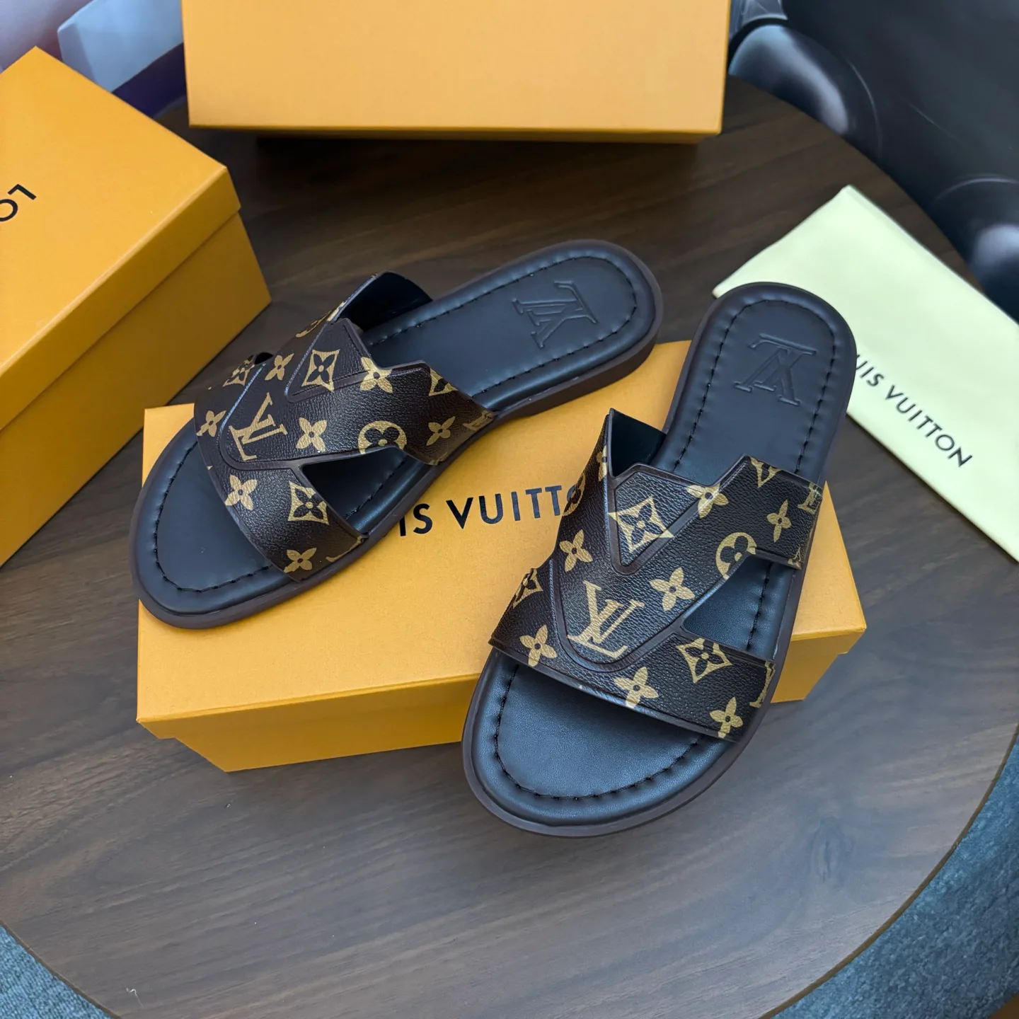 Men's Flip-Flops LOUIS VUITTON 18103789