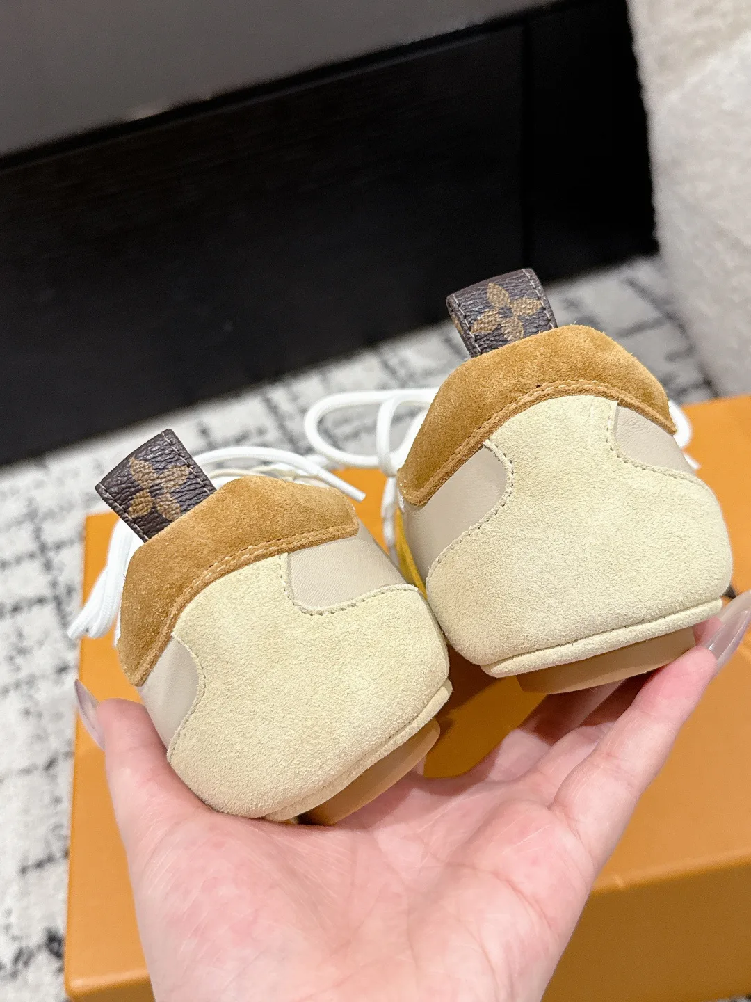 Women's Sneakers LOUIS VUITTON 18409754