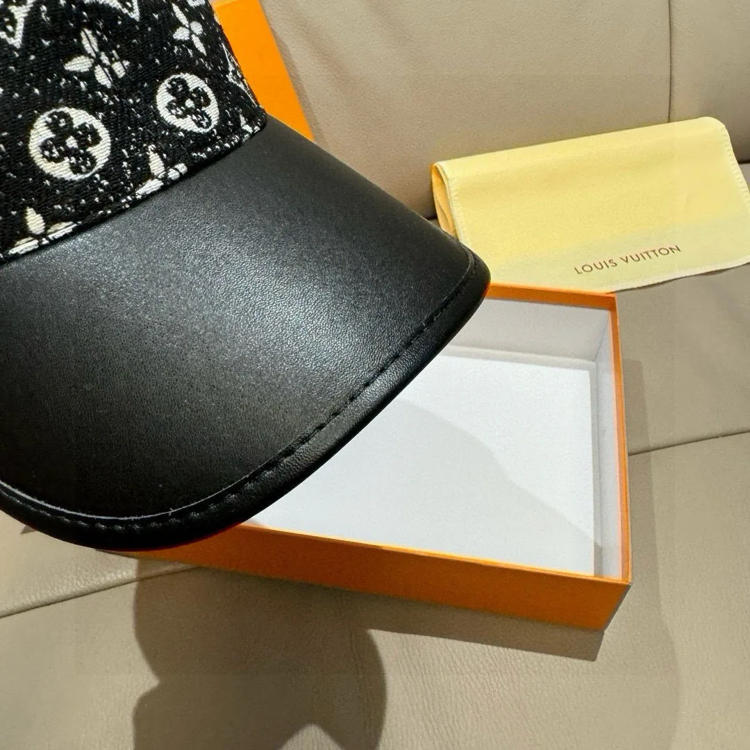 Hats LOUIS VUITTON 18105279