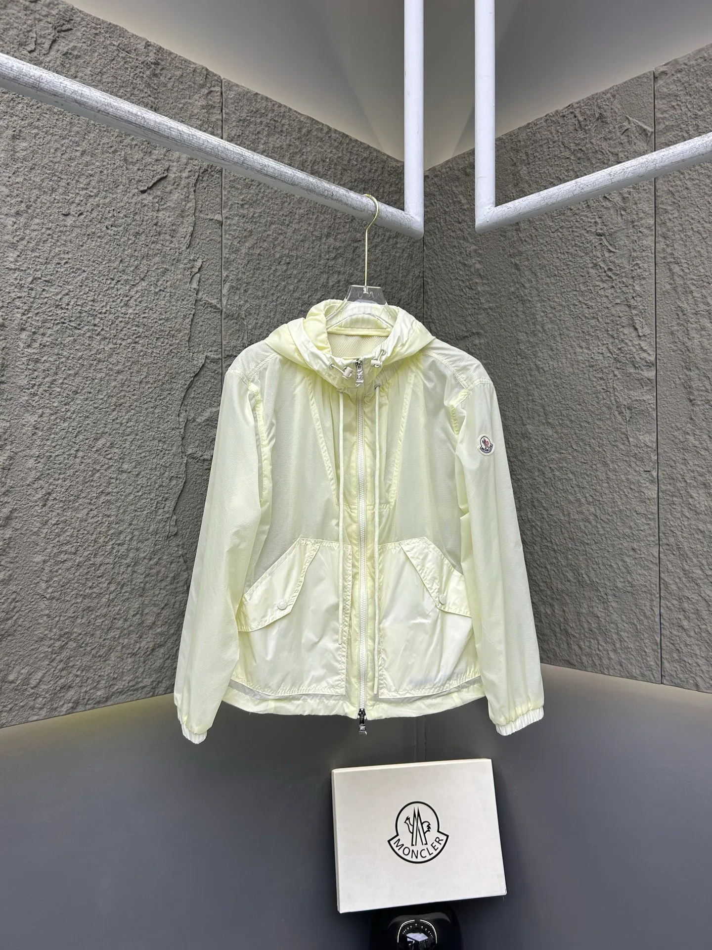 Women's Jackets And Down Jackets MONCLER 16968697