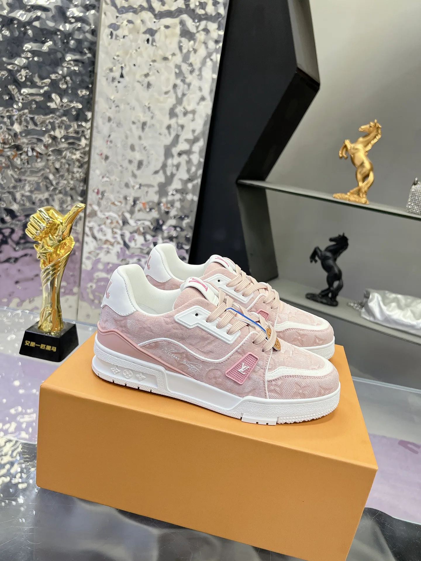 Women's Sneakers LOUIS VUITTON 17368595