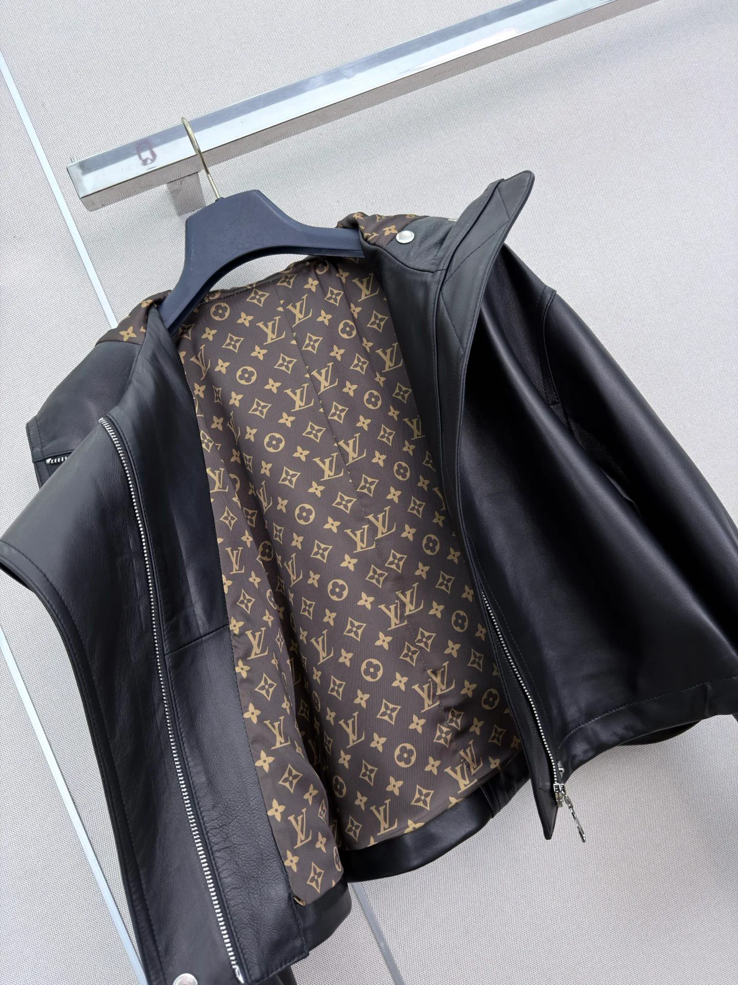 Women's Leather Jackets And Sheepskin Coats LOUIS VUITTON 18113275