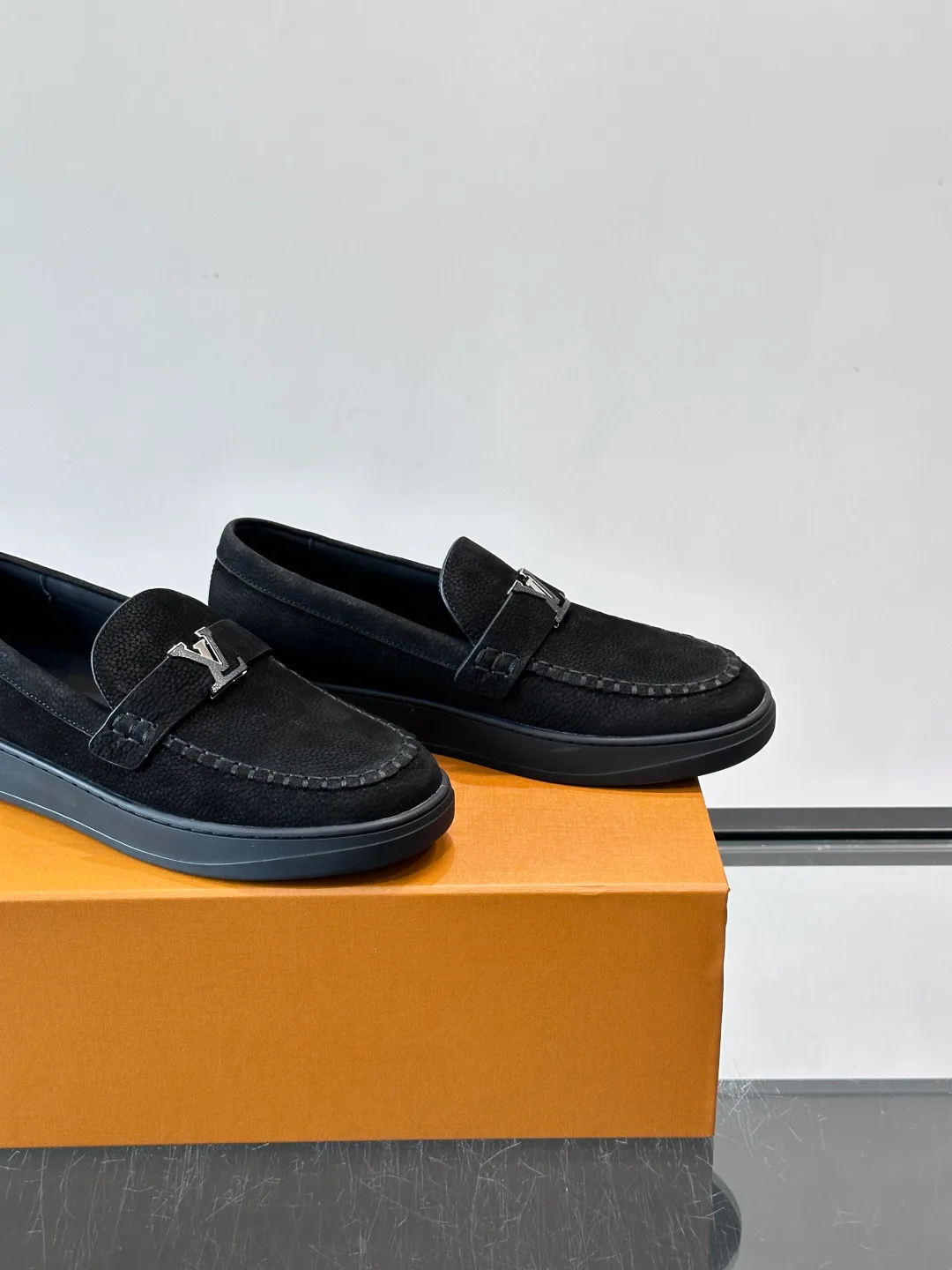 Men's Loafers And Dress Shoes LOUIS VUITTON 17411068