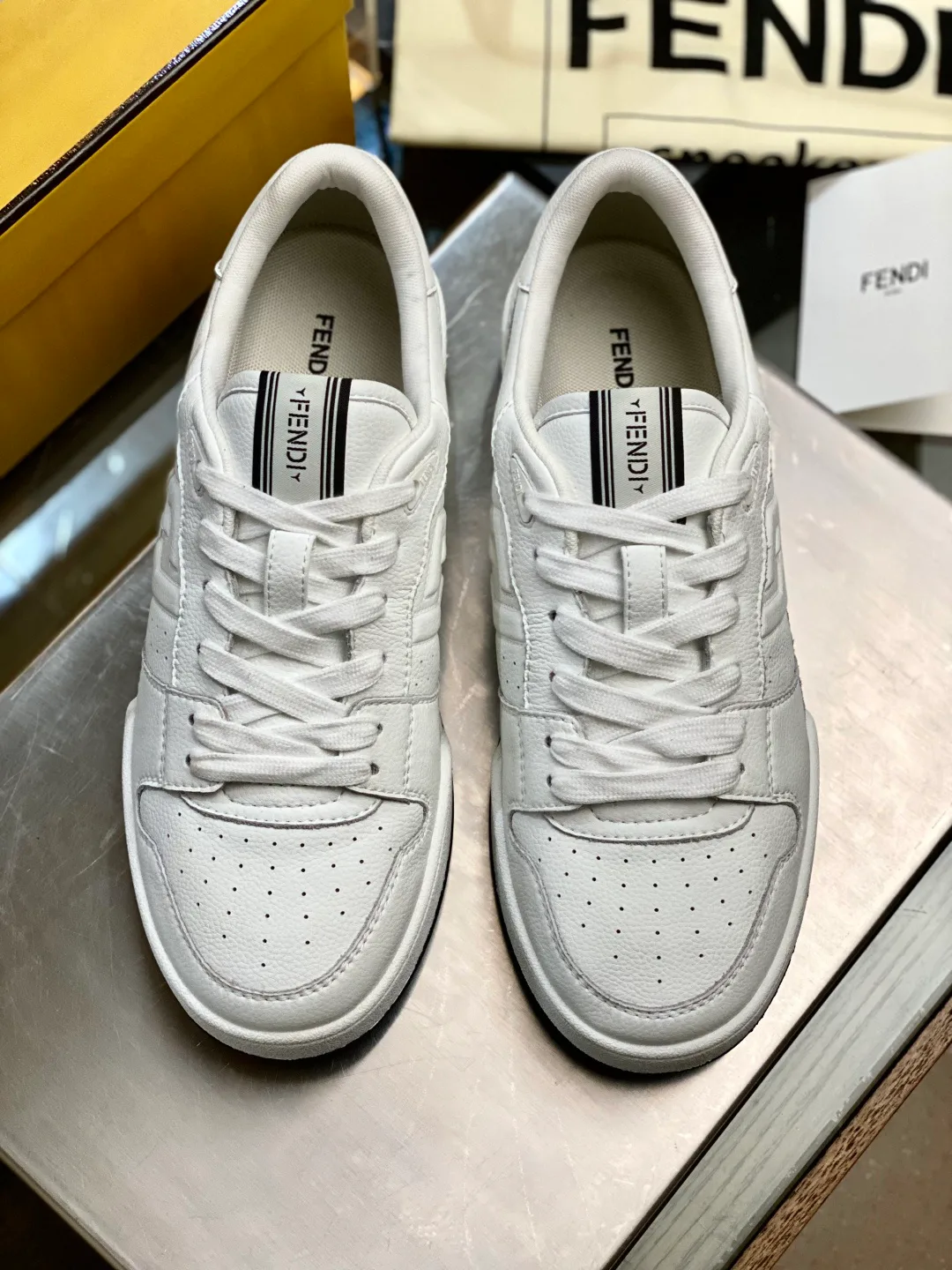 Women's Sneakers FENDI 18119371