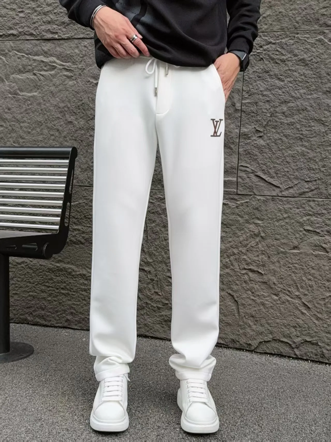 Women's Trousers LOUIS VUITTON 18178461