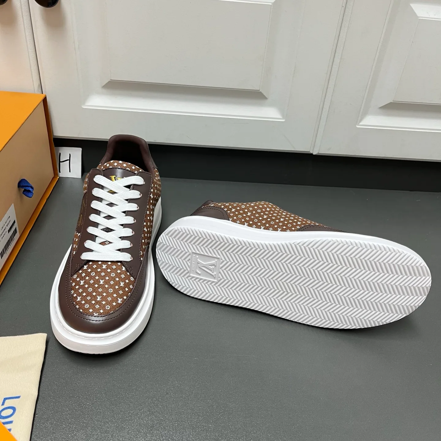 Men's Sneakers LOUIS VUITTON 18500176