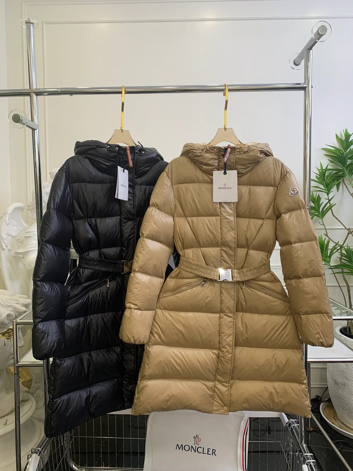 Women's Jackets And Down Jackets MONCLER 18240675