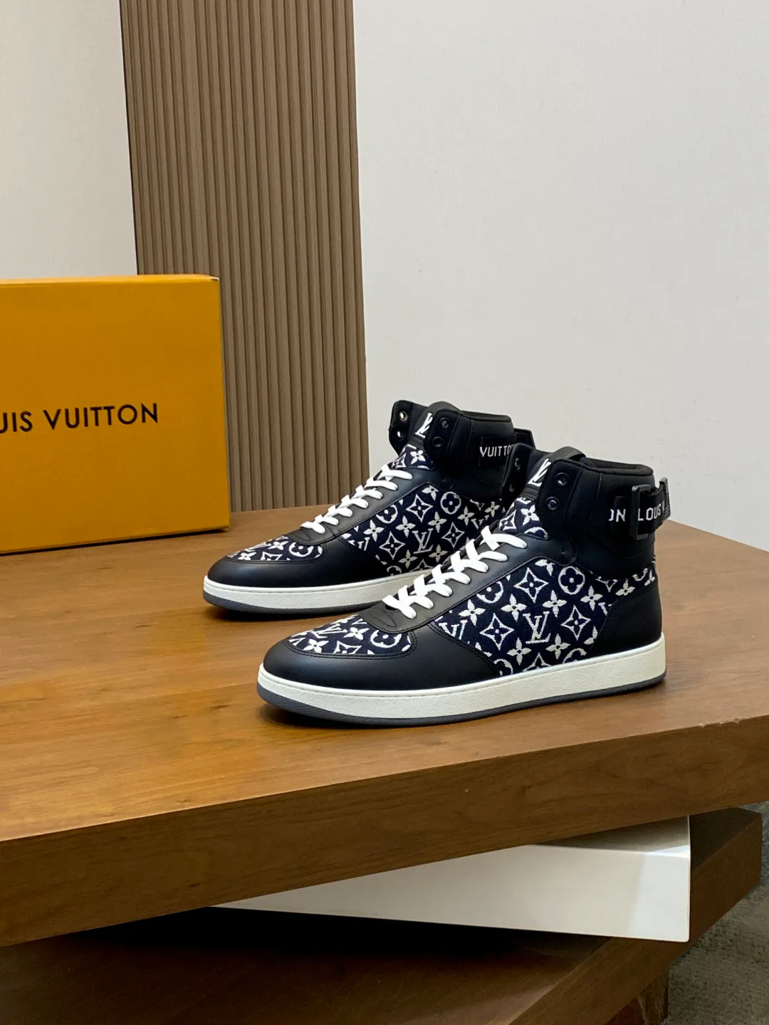 Men's Sneakers LOUIS VUITTON 18399950