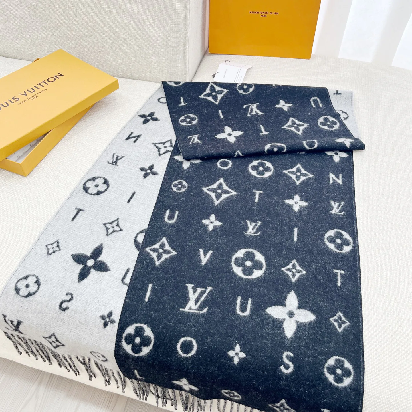 Scarves LOUIS VUITTON 18261912