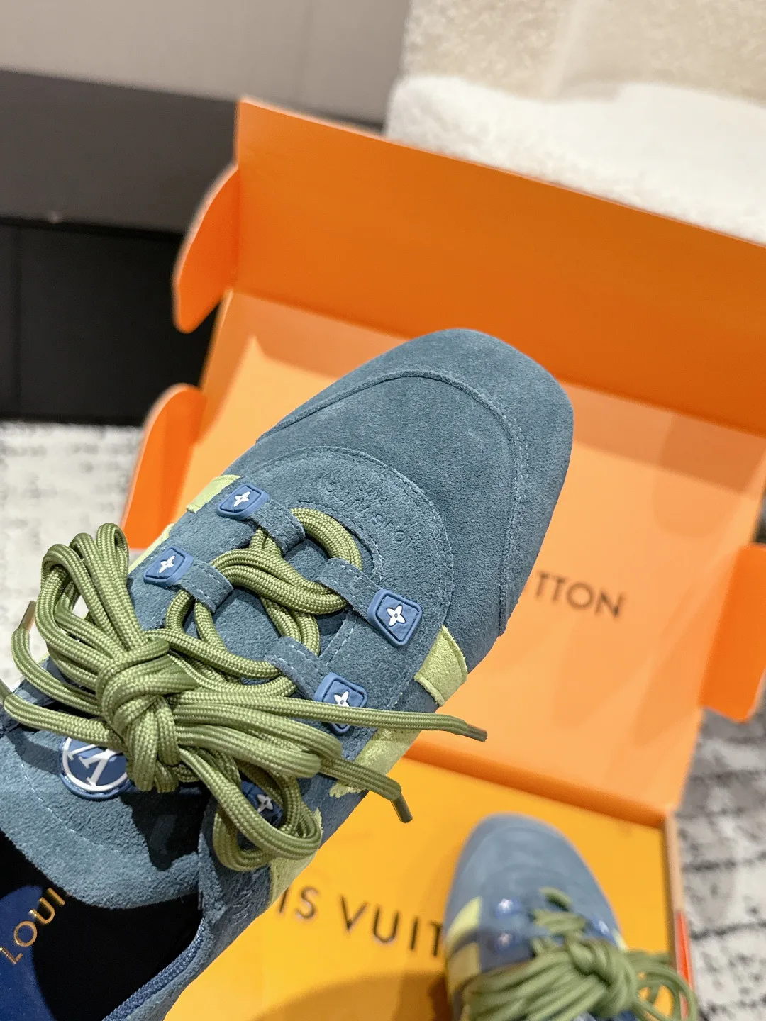 Women's Sneakers LOUIS VUITTON 18409713